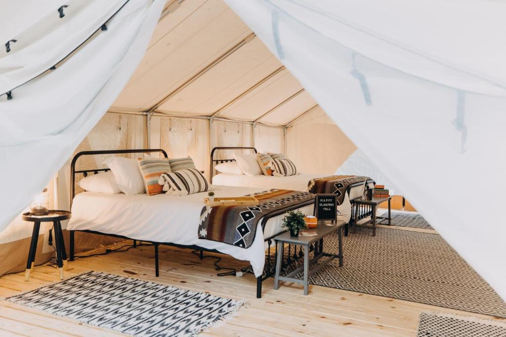 Postel nebo postele na pokoji v ubytování Timberline Glamping at Amicalola Falls