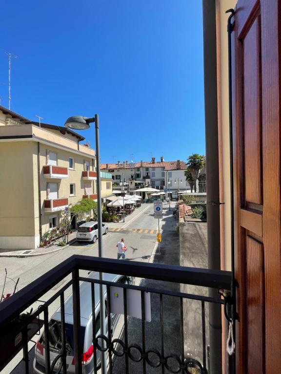 einen Balkon mit Straßenblick in der Unterkunft Casa Corbatto Family Apartment in Grado in Grado