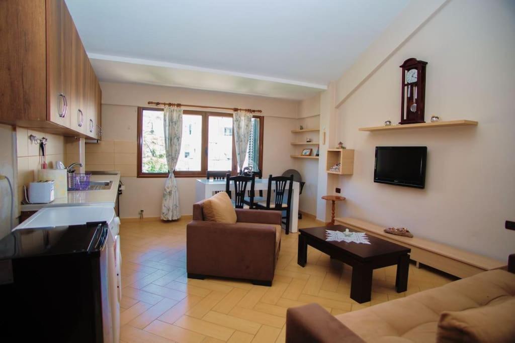 eine Küche und ein Wohnzimmer mit einer Couch und einem Tisch in der Unterkunft Apartament near the center of city 2 in Vlorë