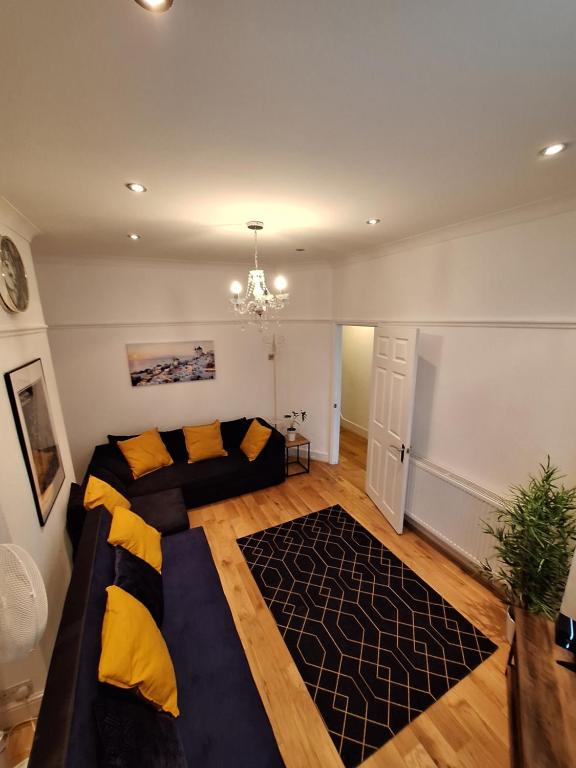 uma sala de estar com uma cama e um sofá em B&T Pleasure Homes - Southend em Southend-on-Sea