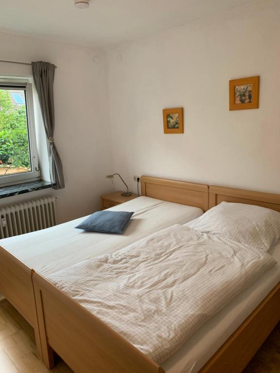 two twin beds in a bedroom with a window at Apartment close to the center + free parking in Oldenburg