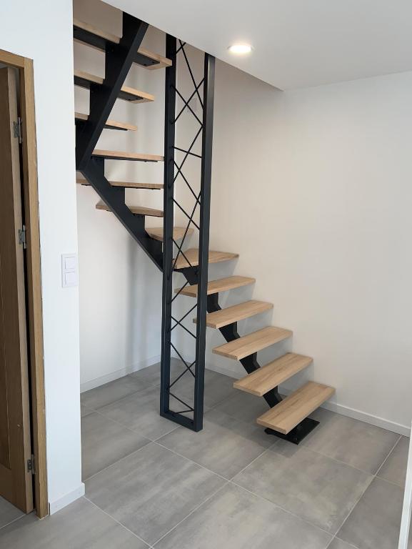un escalier avec des marches en bois dans une pièce dans l'établissement La maison de Marie, à Yzeures-sur-Creuse