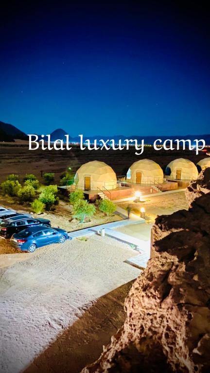 a building with cars parked in a parking lot at Bilal luxury camp in Disah