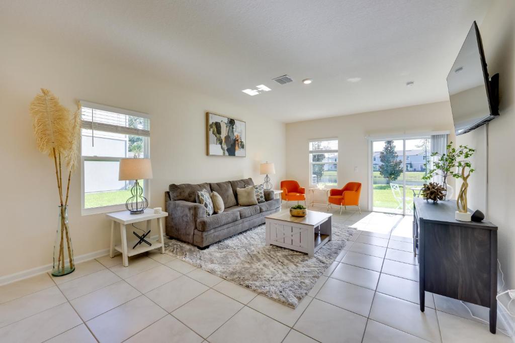 Posezení v ubytování Sunny St Augustine Getaway with Patio and Pool Access