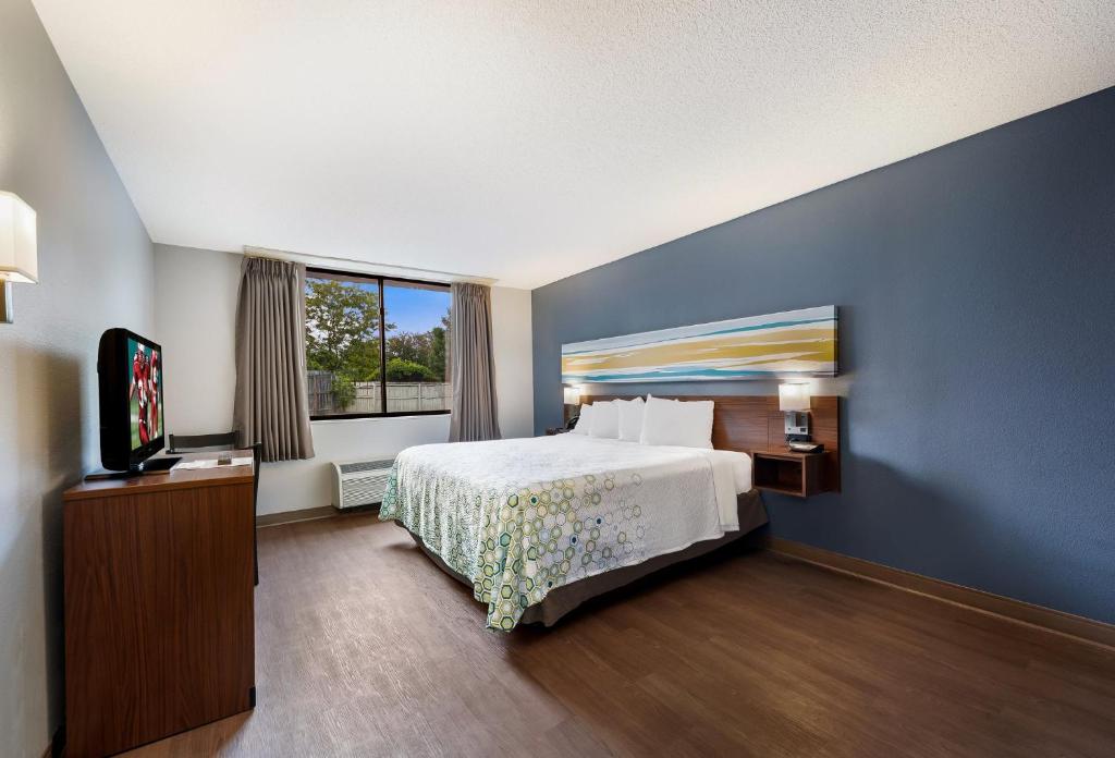 une chambre d'hôtel avec un lit et une télévision dans l'établissement HomeTowne Studios by Red Roof Painted Post, à Painted Post