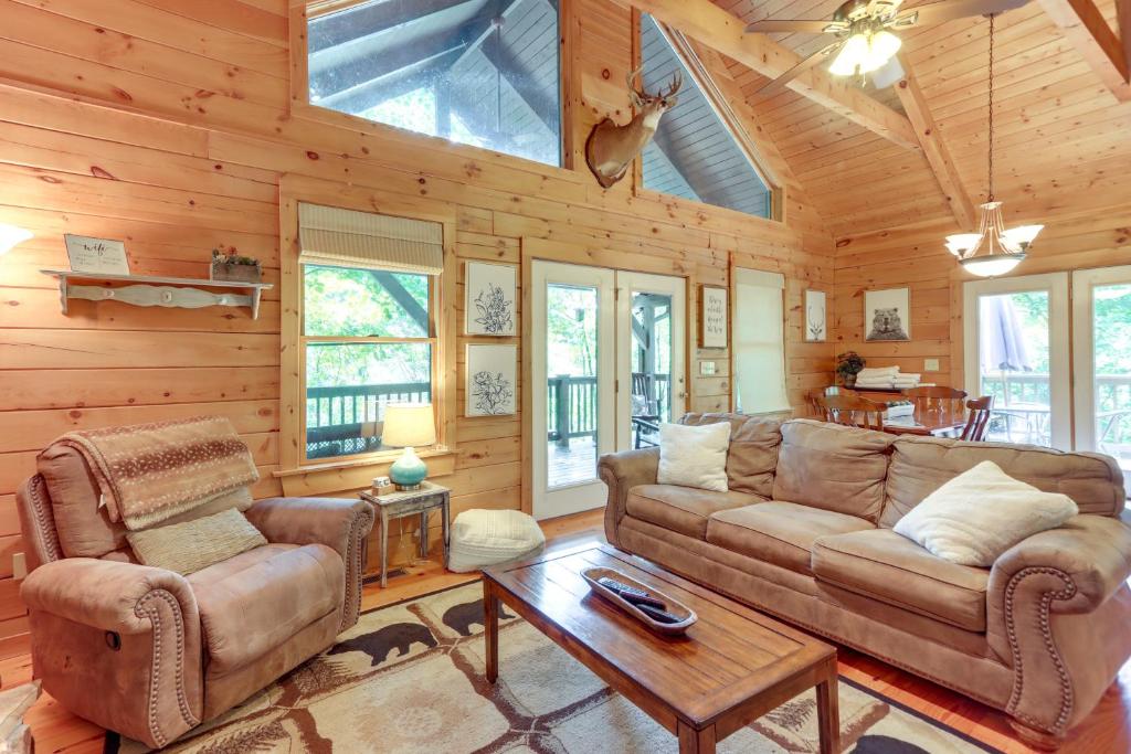 Vacation Home PetFriendly Ellijay Home with Hot Tub and Game Room!, GA