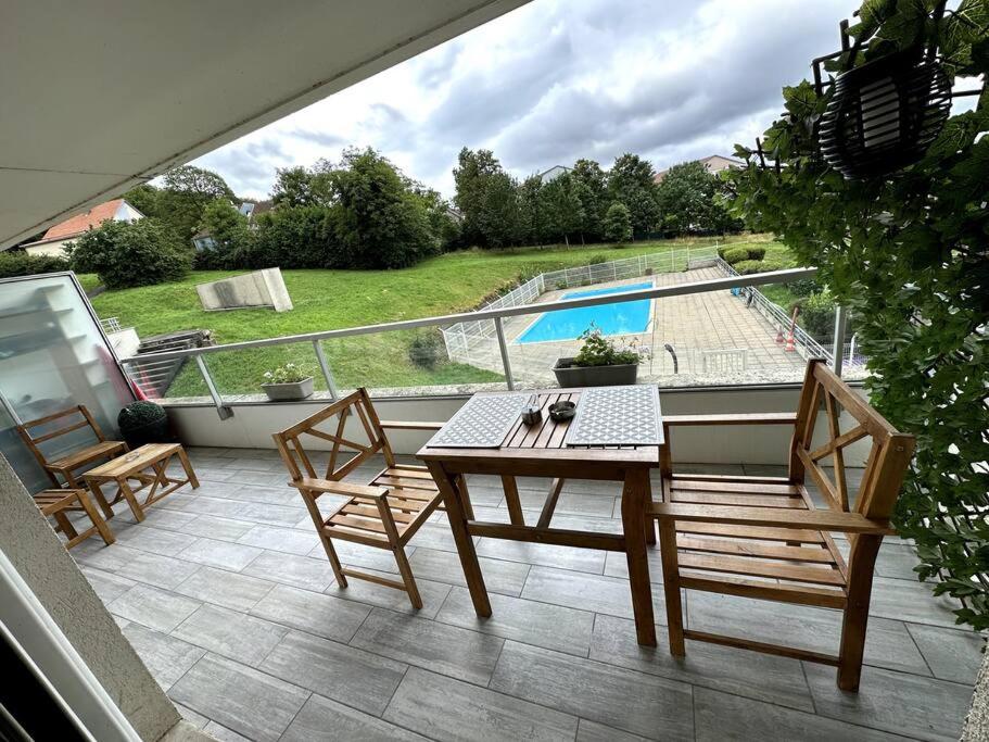 En balkong eller terrasse på Appartement cosy avec balcon et piscine