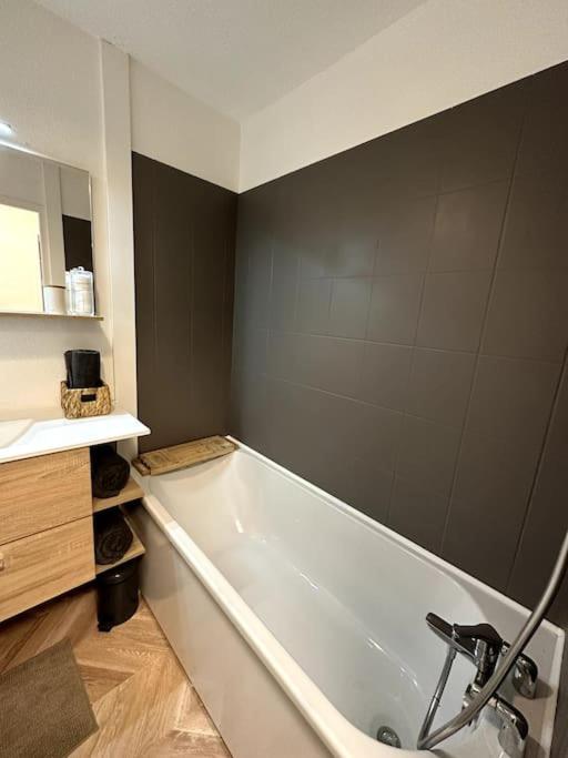Appartement cosy avec balcon et piscine - プールビュー付きのアパート