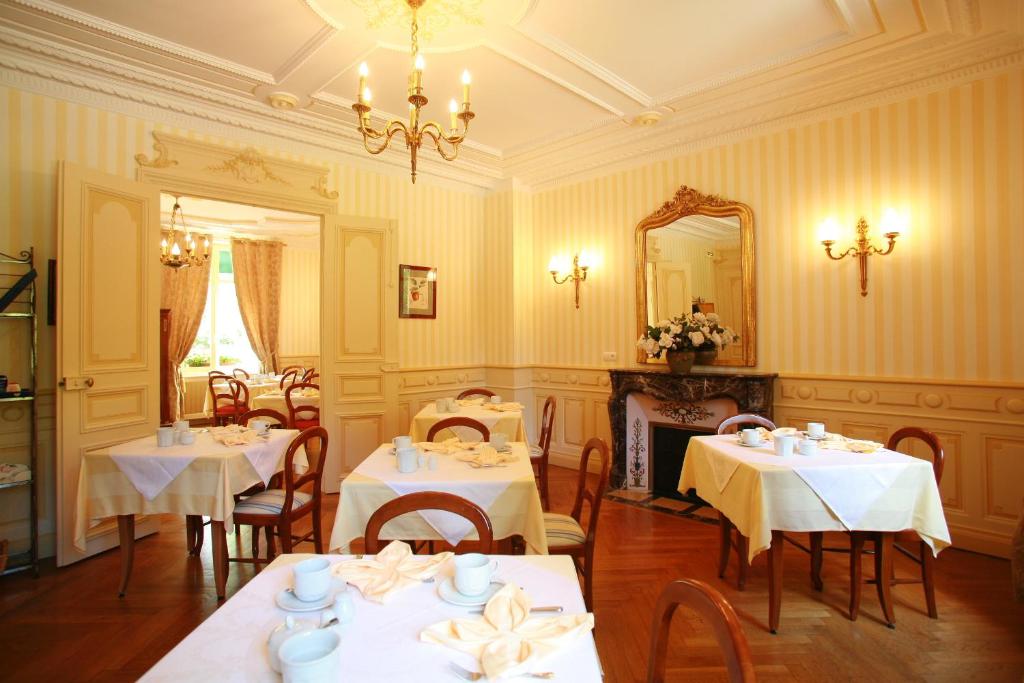 Restaurace v ubytování Château de Challanges