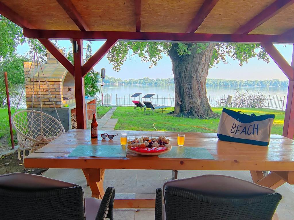 a picnic table with a bowl of fruit on it at Dadula na Dunavu in Kovin