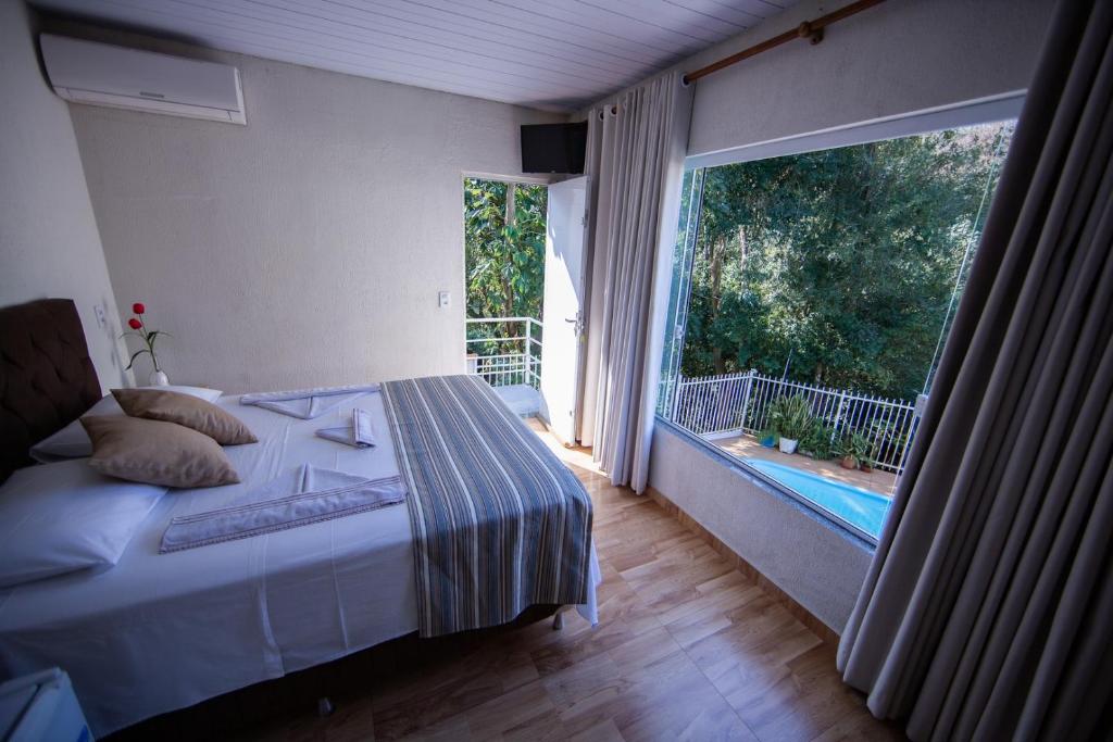 Postel nebo postele na pokoji v ubytování Cachoeira dos pássaros