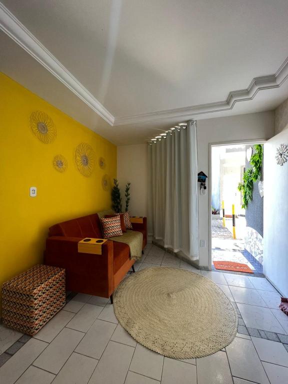 - un salon avec un canapé et un tapis dans l'établissement Casa temporada Aracaju, à Aracaju