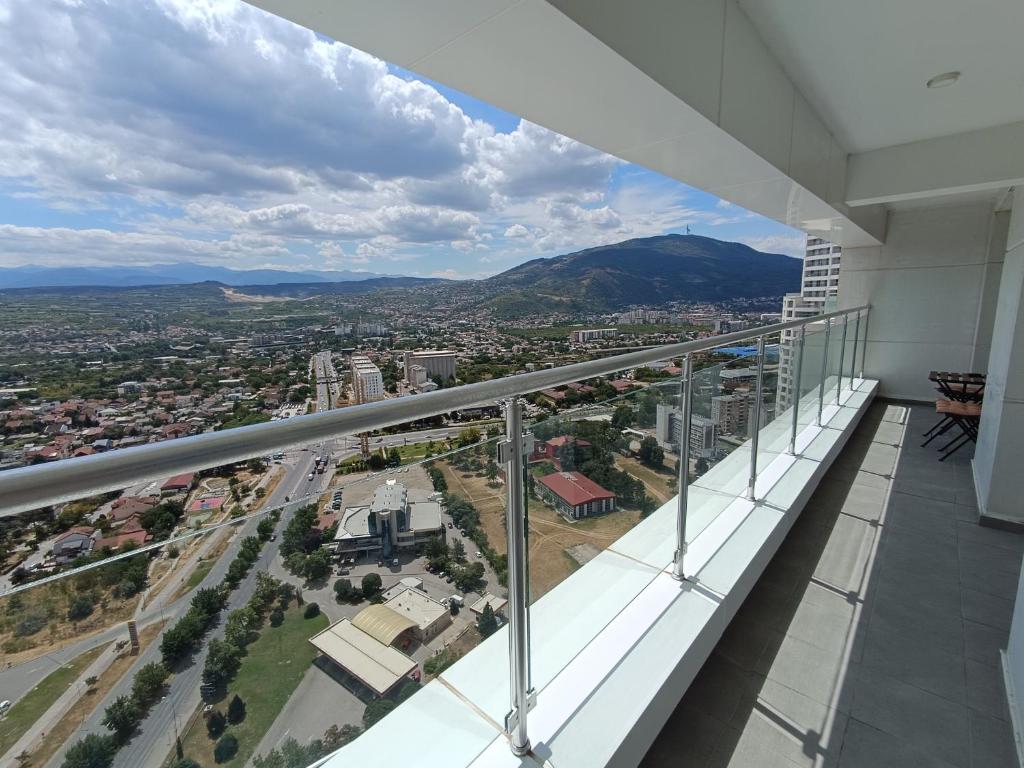 einen Balkon mit Stadtblick in der Unterkunft High Apartment in Skopje