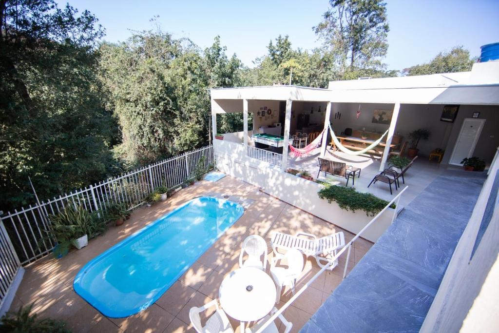 un patio trasero con piscina y columpio en Cachoeira dos pássaros, en Foz do Iguaçu