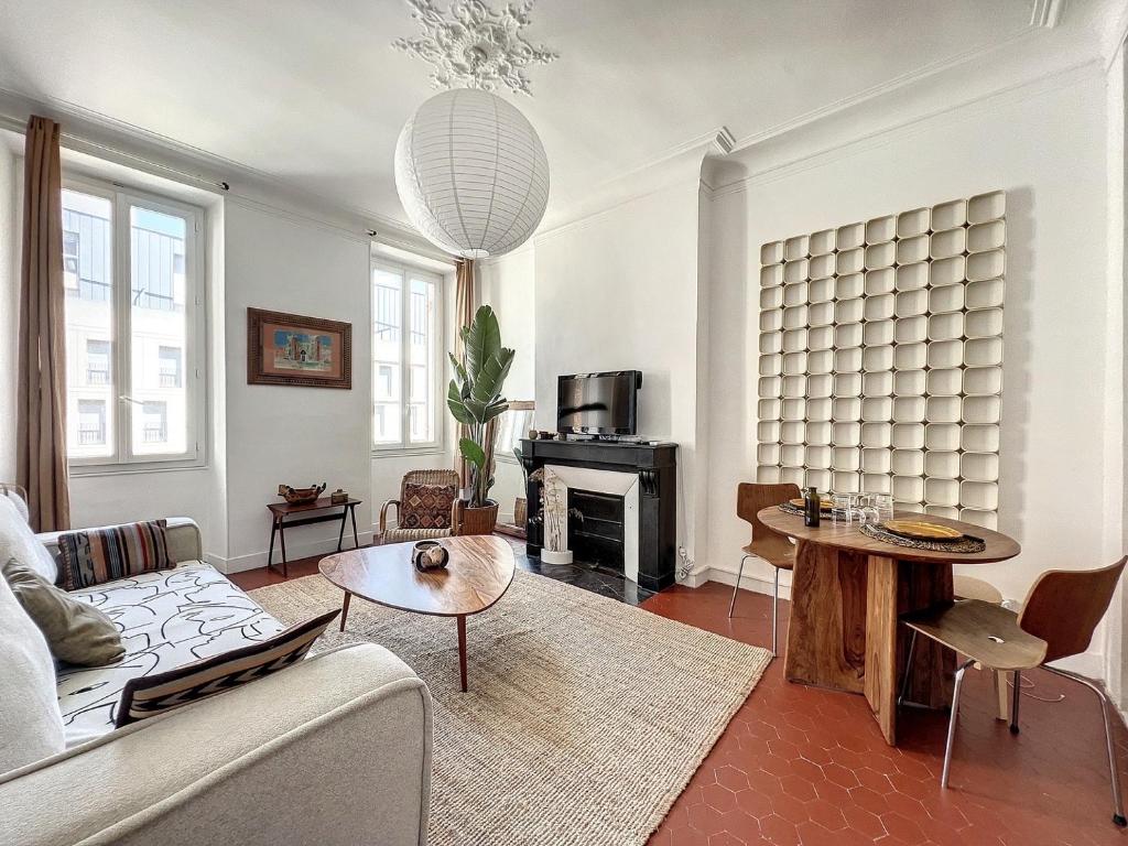 un salon avec un canapé et une table dans l'établissement Appartement Marseillais - Climatisation & Spacieux - Les Frères de la Loc', à Marseille