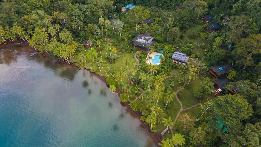eine Luftansicht auf eine tropische Insel mit einem Resort in der Unterkunft Playa Cativo Lodge in Esquinas