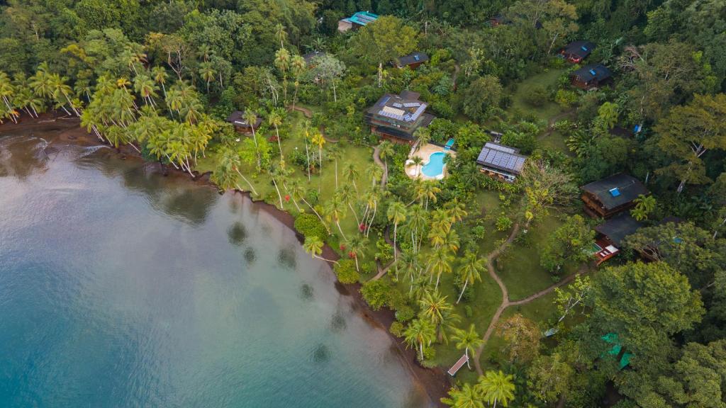 una vista aérea de una isla tropical con un complejo en Playa Cativo Lodge, en Esquinas