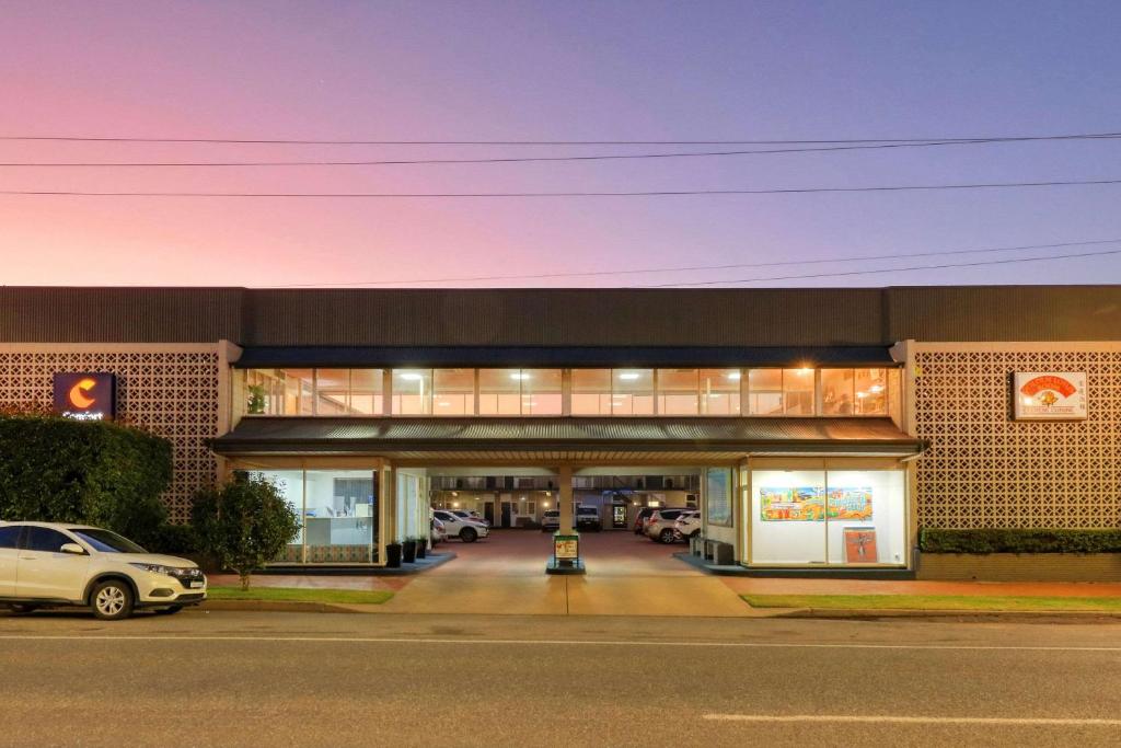 a car parked in front of a car dealership at Comfort Inn Crystal Broken Hill in Broken Hill