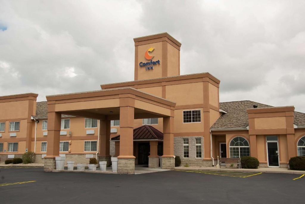a building with a sign on top of it at Comfort Inn Near Ouabache State Park in Bluffton