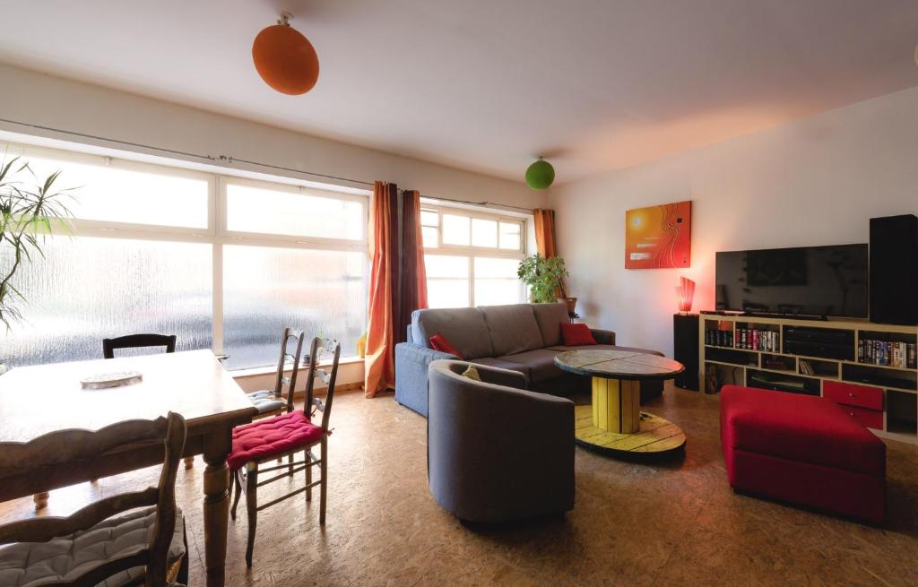 uma sala de estar com um sofá e uma mesa em Loft Berriat/Ampère em Grenoble