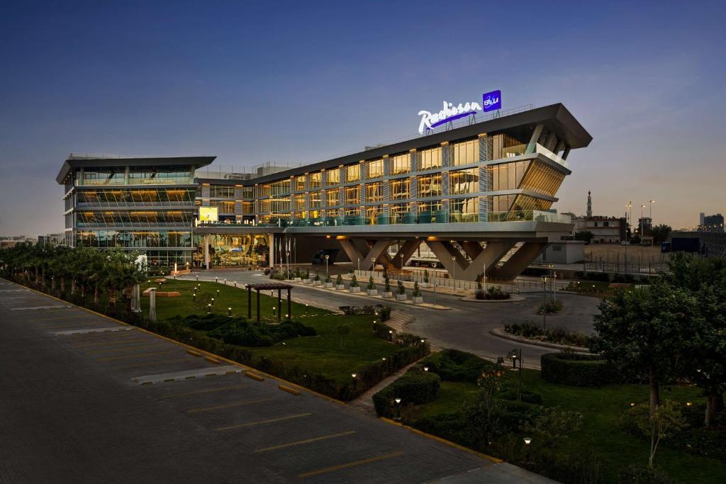 een groot gebouw met een bord erop bij Radisson Blu Hotel Riyadh Convention and Exhibition Center in Riyad