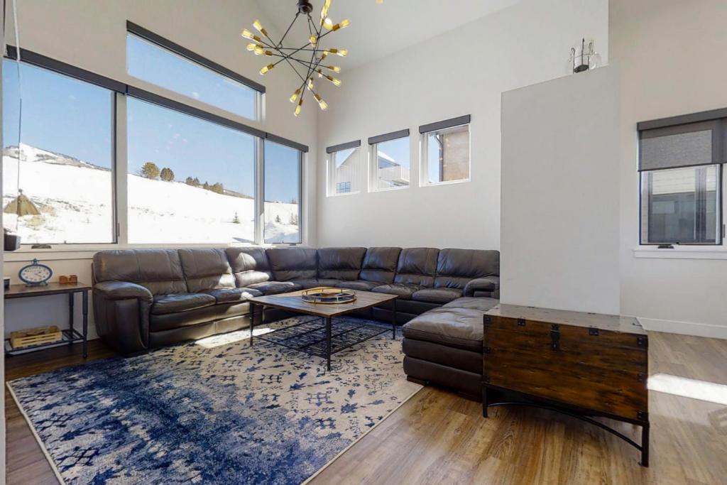 una sala de estar con un sofá y una mesa en Flat Tops 2510, en Steamboat Springs