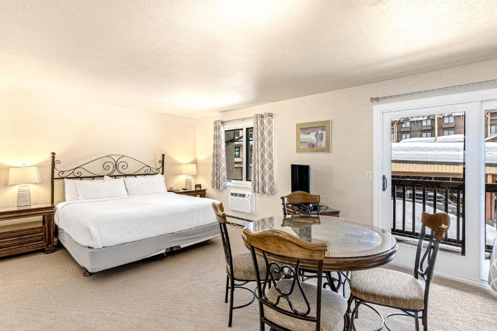 1 dormitorio con cama, escritorio y mesa en Phoenix 128S en Steamboat Springs