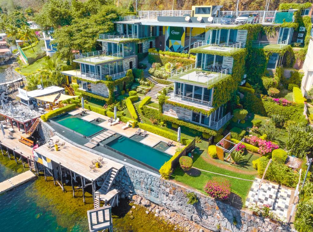 an aerial view of a house with a swimming pool at Cardedeu Residence Lago de Coatepeque in El Congo