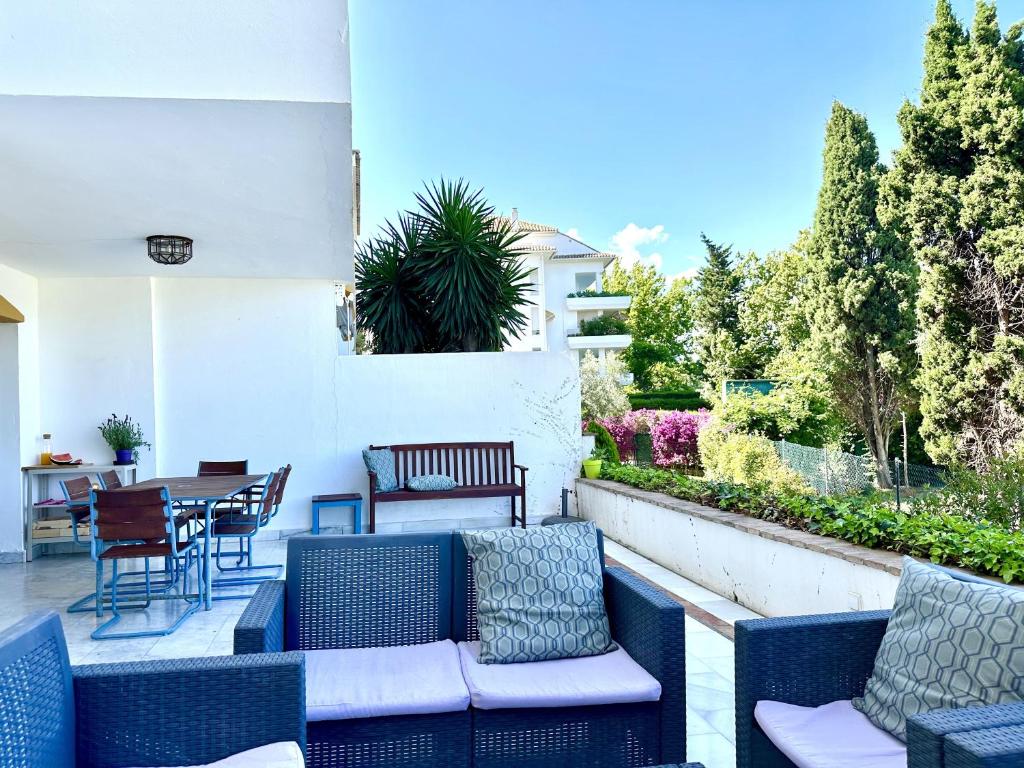 Posezení v ubytování Blue House in Guadalmina Baja, with a large terrace overlooking the Golf