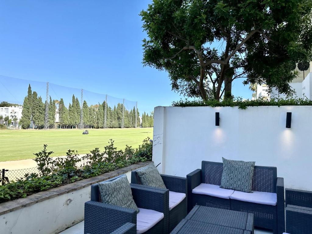 Posezení v ubytování Blue House in Guadalmina Baja, with a large terrace overlooking the Golf