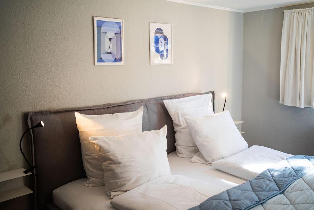 een slaapkamer met een bed met witte kussens bij Ferienwerk in Ofterschwang