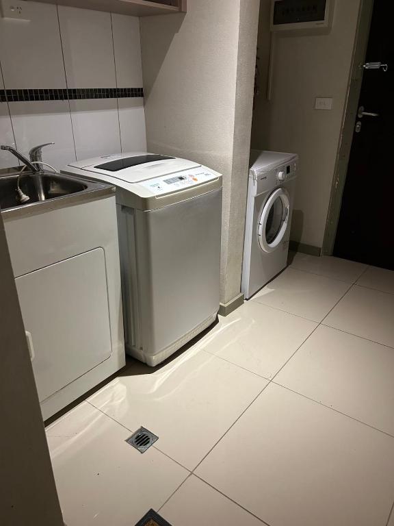 uma cozinha com uma máquina de lavar roupa e um lavatório em Pacific FairPrice em Nadi