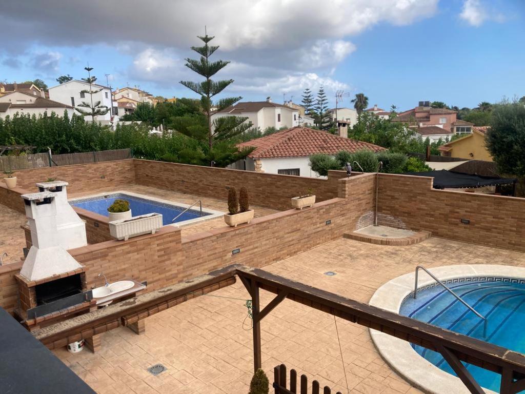 Vista de la piscina de GRANDIOSO CHALET EN CASTELL DE POBLA MONTORNES o d'una piscina que hi ha a prop