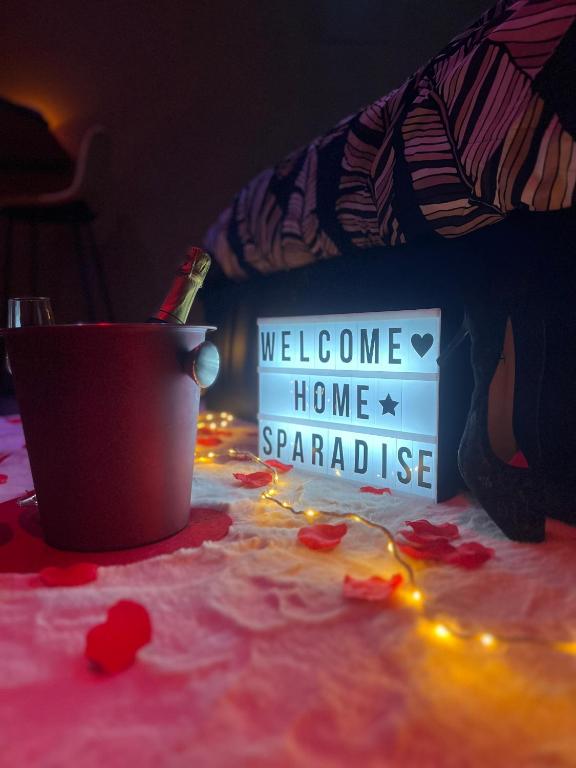 a sign that says welcome home and a cup of toothpaste at HomeSparadise Loveroom in Besançon