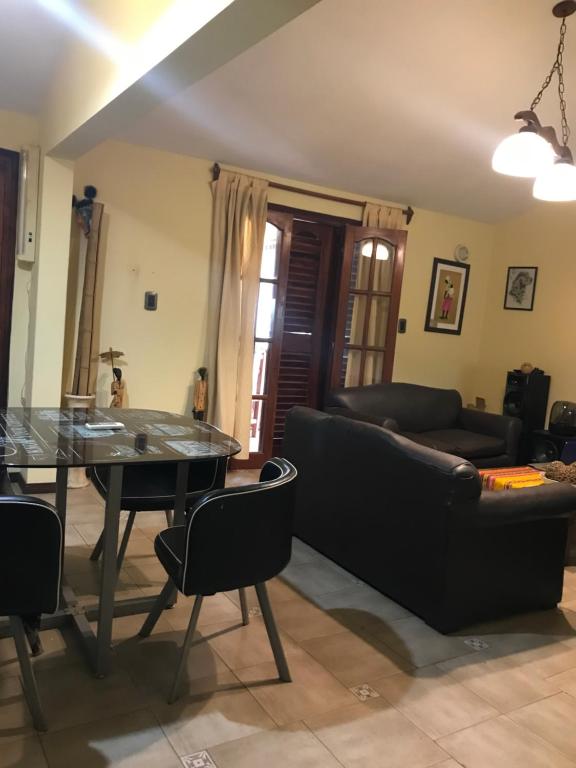 uma sala de estar com uma mesa e um sofá em Luis marcelo em Alta Gracia