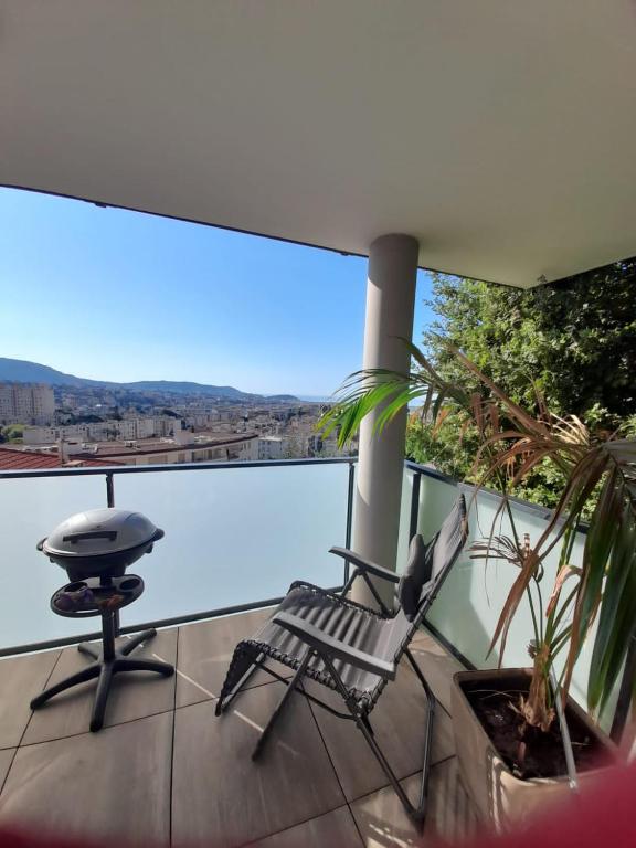 d'une terrasse avec une chaise et un grill sur un balcon. dans l'établissement Villa Angela, à Nice
