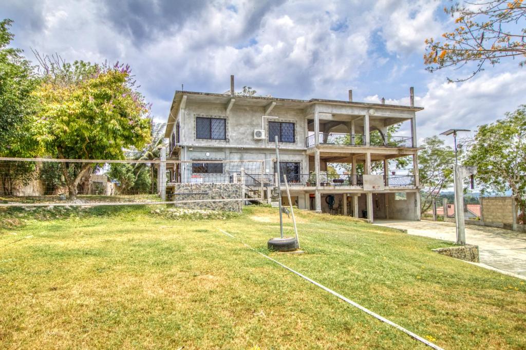 Το κτήριο όπου στεγάζεται  η παραθεριστική κατοικία