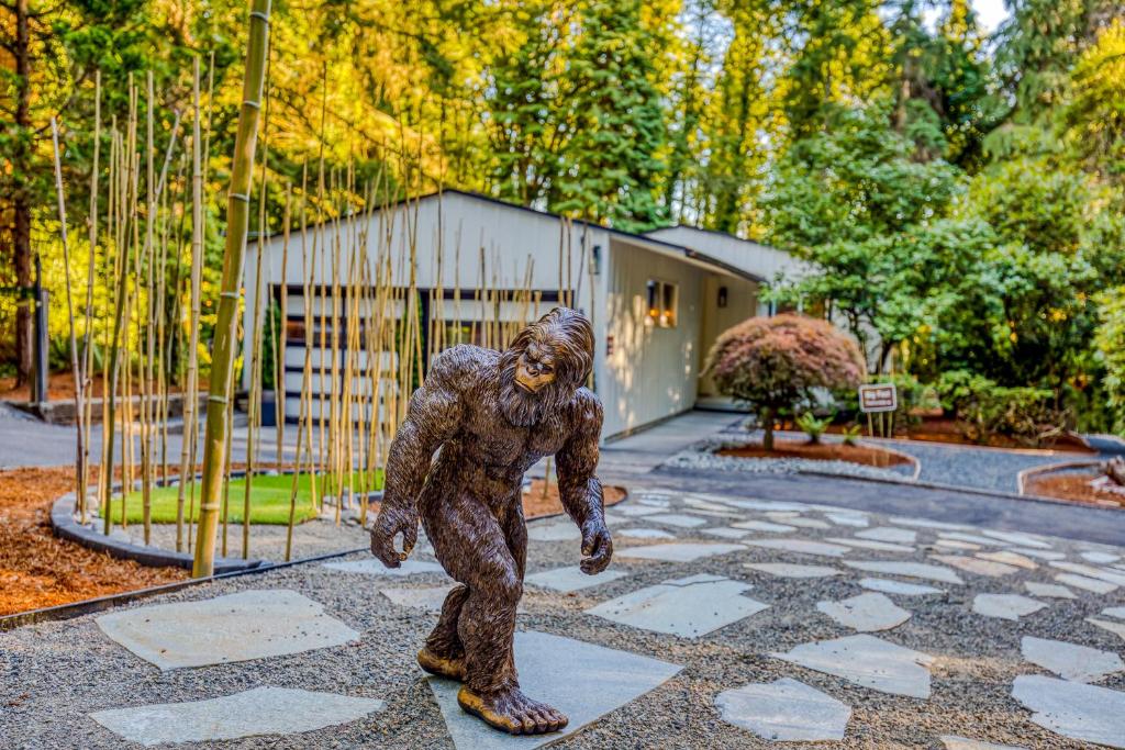 eine Statue einer Person, die auf einem Steingrundstück steht in der Unterkunft Sasquatch and Bigfoot in Portland