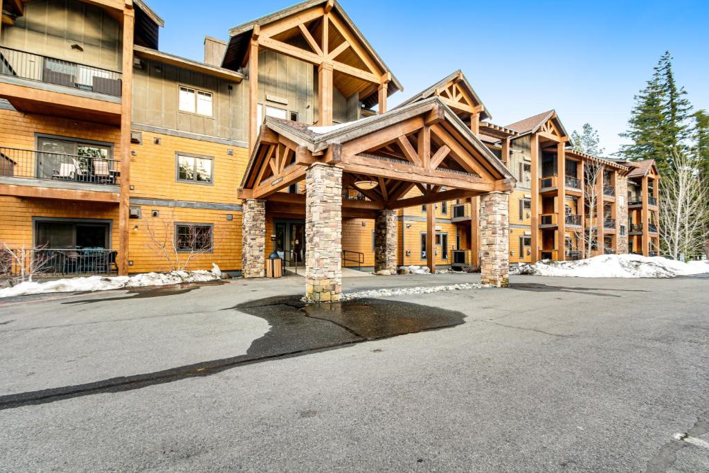 a large apartment building with a wooden structure at Trailhead Lodge #108 in Cle Elum