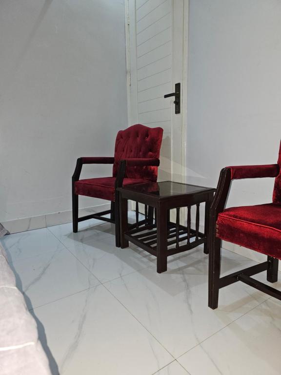 - deux chaises et une table basse dans une chambre dans l'établissement Hotel Continental lnn Karachi, à Karachi