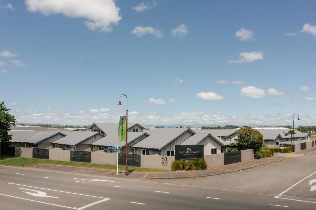 una fila de casas al lado de una calle en South Street West Motel en Feilding