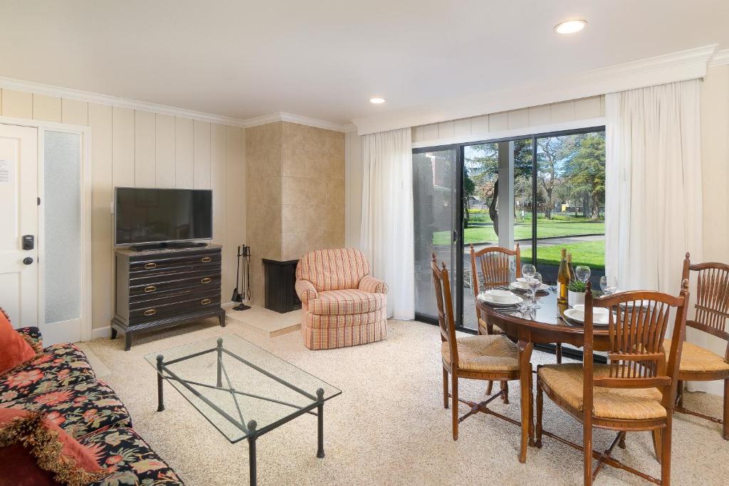 uma sala de estar com uma mesa e cadeiras e uma televisão em Silverado Resort and Spa 271 & 272 em Napa