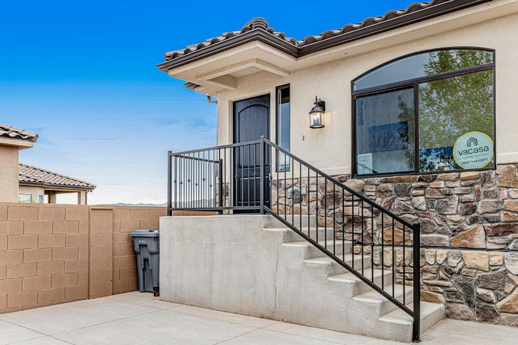 uma casa com uma escada de pedra e uma cerca em Red Desert Villa em Hurricane