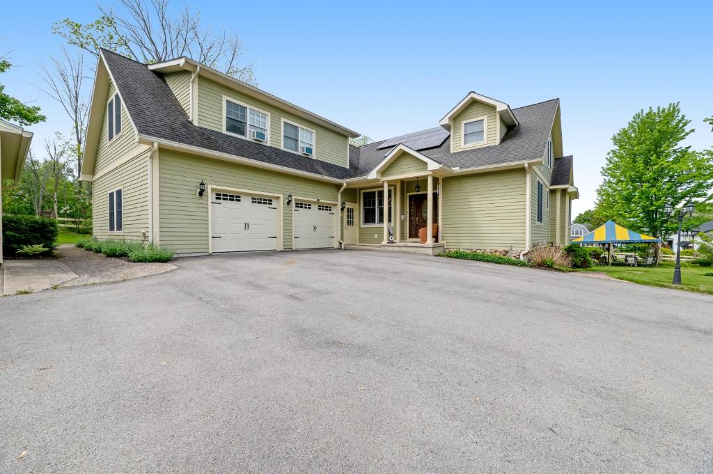 Cottage City Manor House, Canandaigua (updated prices 2024)