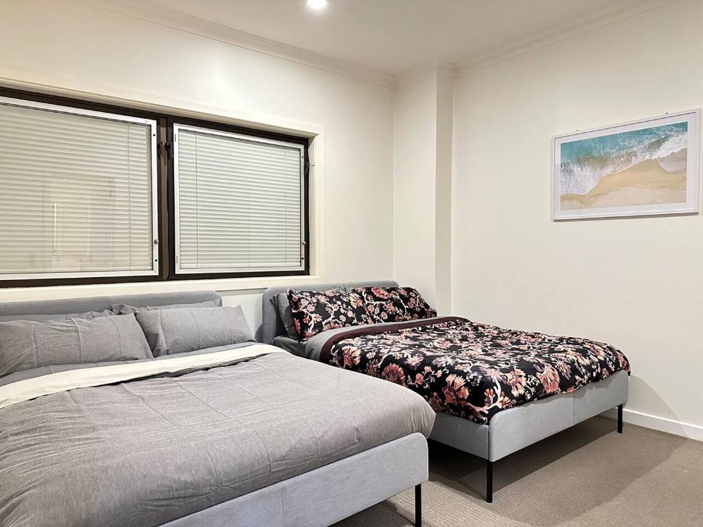 um quarto com uma cama e um sofá em 2 Bedroom Apartment @ Grenfell Street em Adelaide