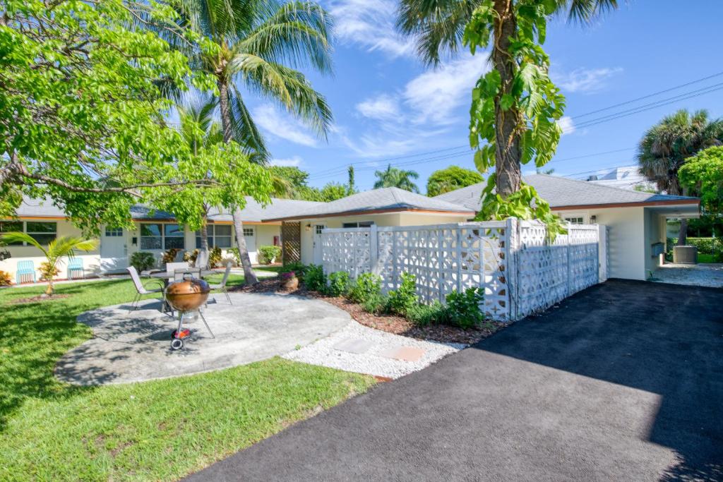 een huis met een hek en een tuin bij Coconut Grove Singer Island - Units 1, 3, & 4 in Riviera Beach