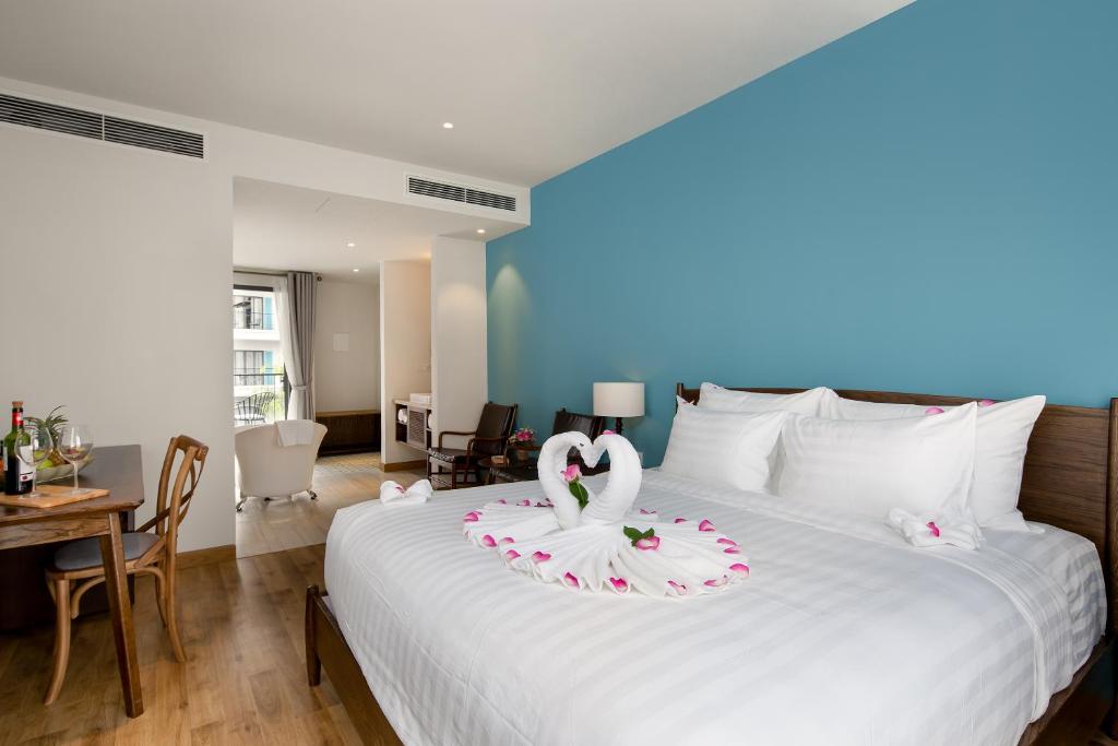 Premier King Room with Balcony and Bathtub