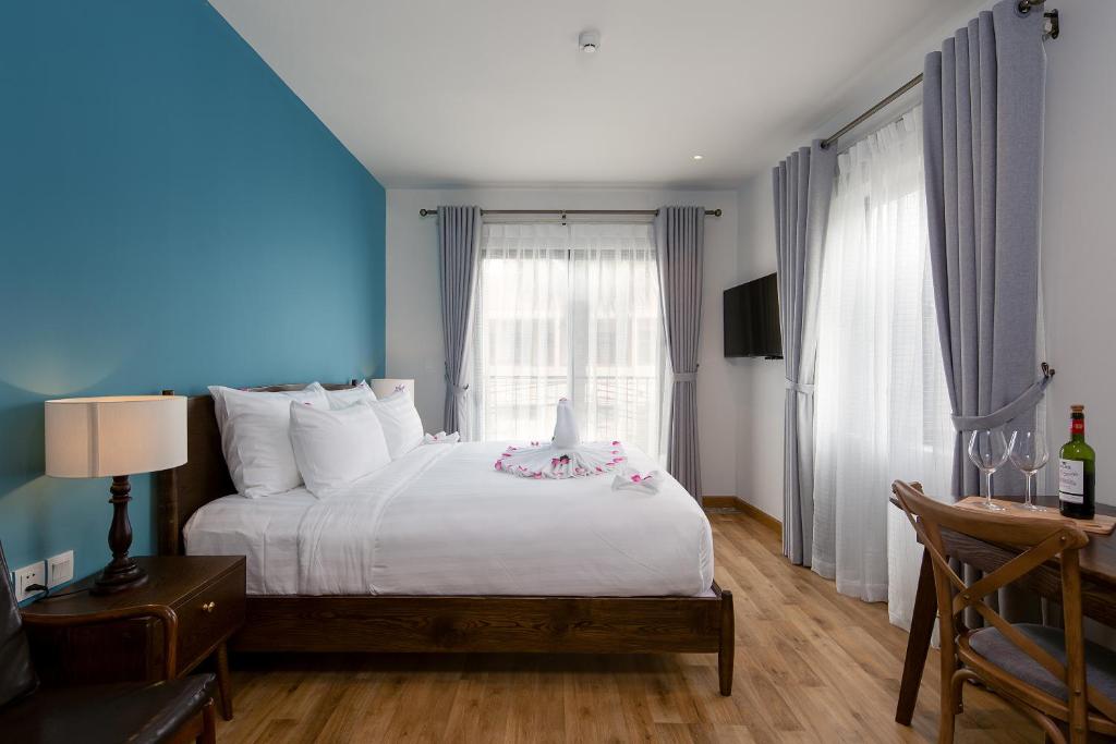 Premier King Room with Balcony and Bathtub
