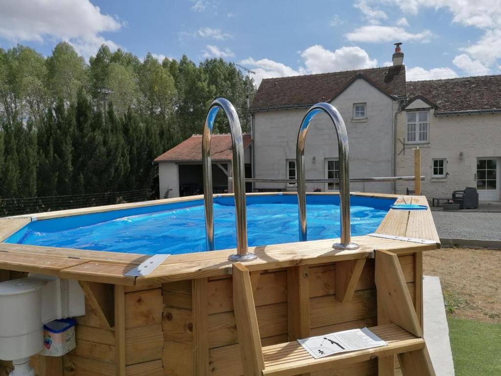 una piscina con tre barre di metallo di Gîte Rilly-sur-Vienne, 4 pièces, 6 personnes - FR-1-381-481 a Rilly-sur-Vienne