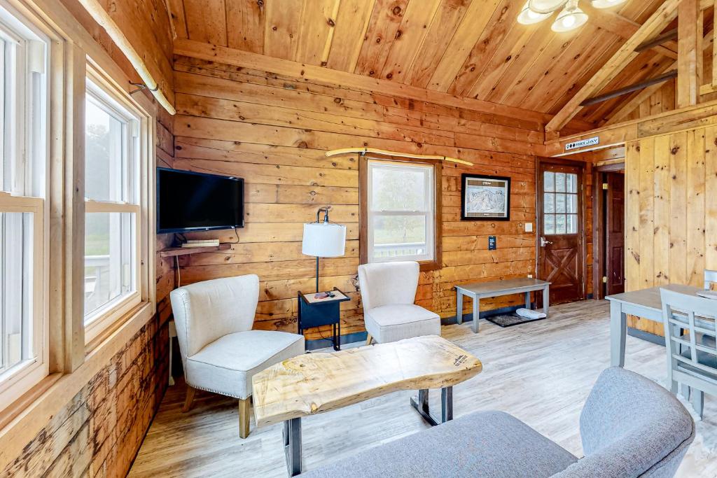 Modern Log Chalet - Upper Level TV 또는 엔터테인먼트 센터